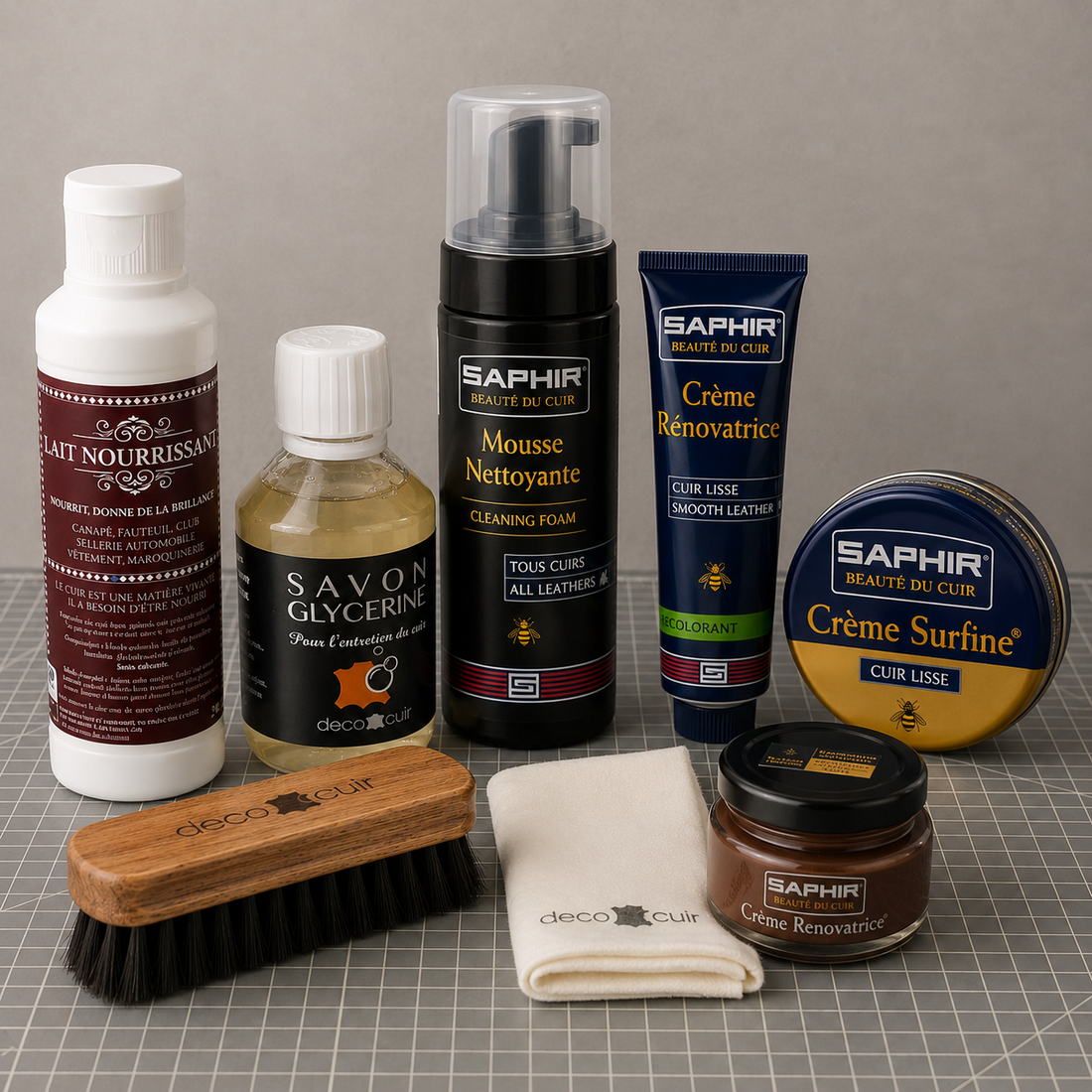 Kit d'entretien du cuir avec lait nourrissant, savon glycériné, mousse nettoyante, crème rénovatrice, crème surfine Saphir, brosse en bois et chiffon en microfibre