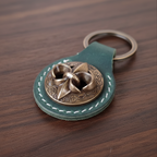 Vert forêt, concho fleur de lys : Porte-clés en cuir vert forêt, concho fleur de lys