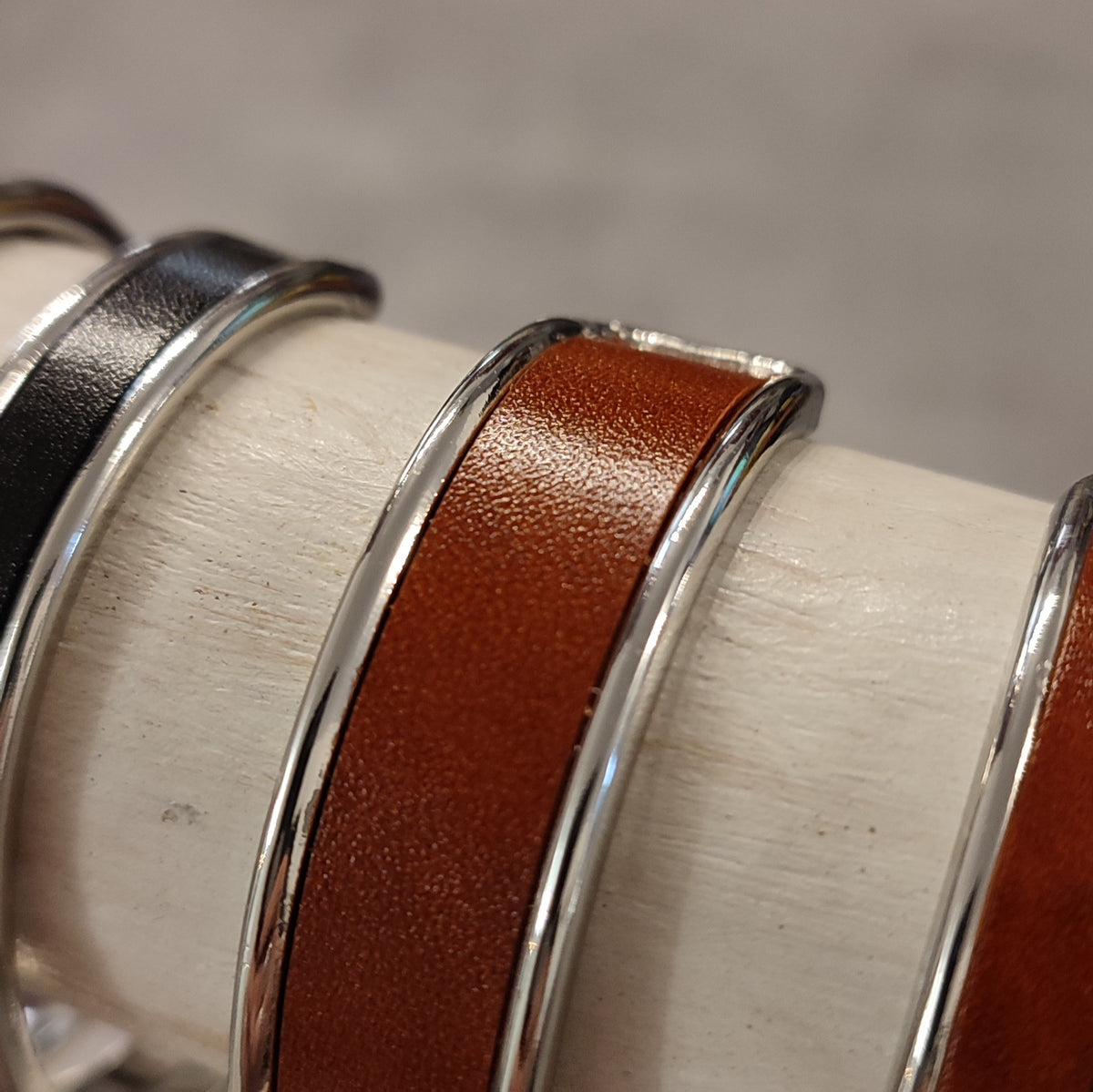 Jonc Artisanal Cuir Pleine Fleur Cognac & Noir · Placage Argent Pur 999 Cuir & Matière