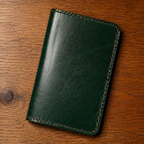 Porte-cartes Bifold Artisanal — Cuir Pleine Fleur Végétal · Vert Forêt Cuir & Matière