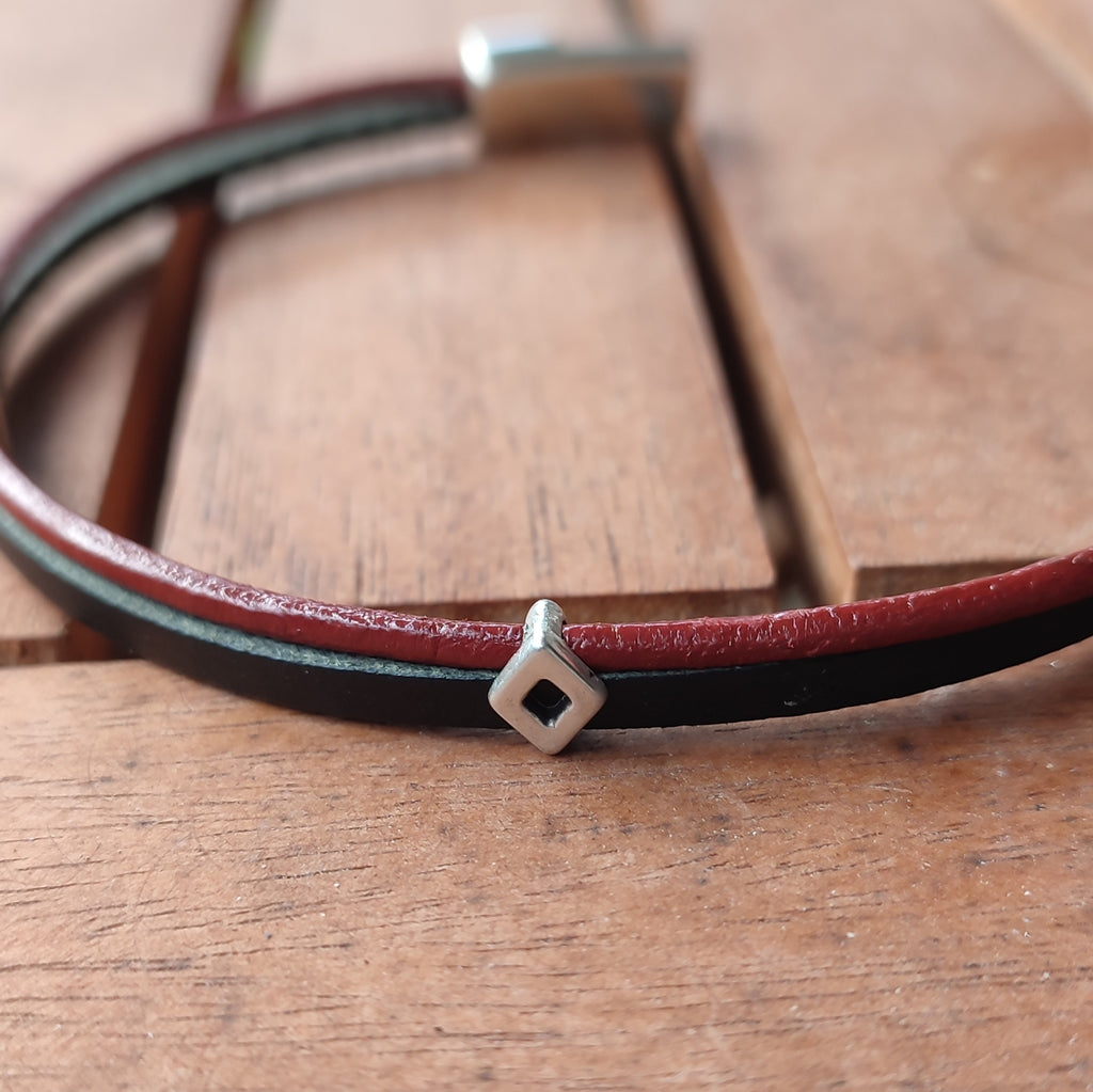Bracelet Artisanal Double Lanière Cuir Pleine Fleur Bordeau & Noir · Coulissants Losange · Fermoir Acier Cuir & Matière