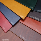 Vert : Portefeuille en cuir pleine fleur vert, fait main
Jaune : Portefeuille en cuir pleine fleur jaune, fait main
Bleu : Portefeuille en cuir pleine fleur bleu, fait main
Rouge : Portefeuille en cuir pleine fleur rouge, fait main
Marron : Portefeuille en cuir pleine fleur marron, fait main
Noisette : Portefeuille en cuir pleine fleur noisette, fait main
Châtaigne : Portefeuille en cuir pleine fleur châtaigne, fait main
Cognac : Portefeuille en cuir pleine fleur cognac, fait main
Noire : Portefeuille en cu