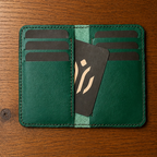 Porte-cartes Bifold Artisanal — Cuir Pleine Fleur Végétal · Vert Forêt Cuir & Matière