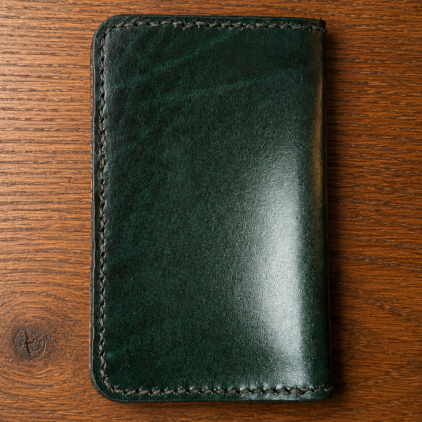 Porte-cartes Bifold Artisanal — Cuir Pleine Fleur Végétal · Vert Forêt Cuir & Matière