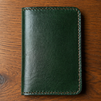 Porte-cartes Bifold Artisanal — Cuir Pleine Fleur Végétal · Vert Forêt Cuir & Matière