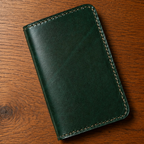 Porte-cartes Bifold Artisanal — Cuir Pleine Fleur Végétal · Vert Forêt Cuir & Matière